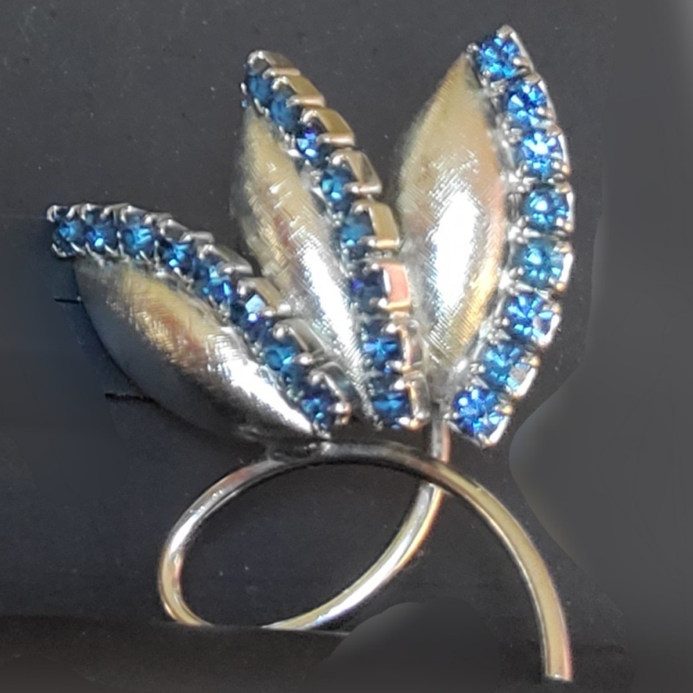 VINTAGE Silver tone Leaf Brooch with 24 Blue Gems